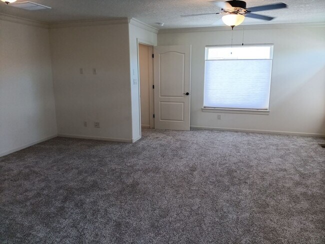 Building Photo - Stunning 4 bedroom, 3.5 bathroom home! Sho...