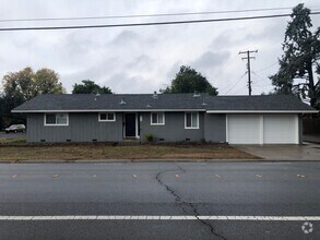 Building Photo - Turlock Charmer newly remodeled