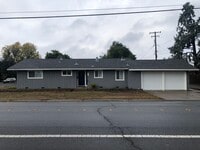 Building Photo - Turlock Charmer newly remodeled