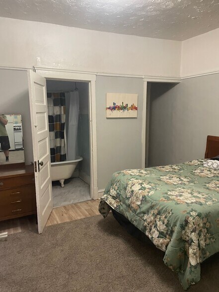 Building Photo - 2344 Prospect Ave E