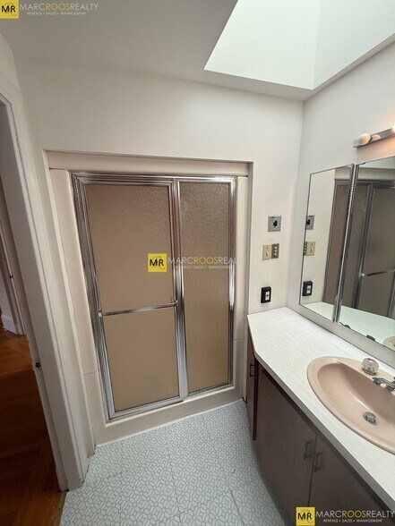 Building Photo - 1805 Beacon St