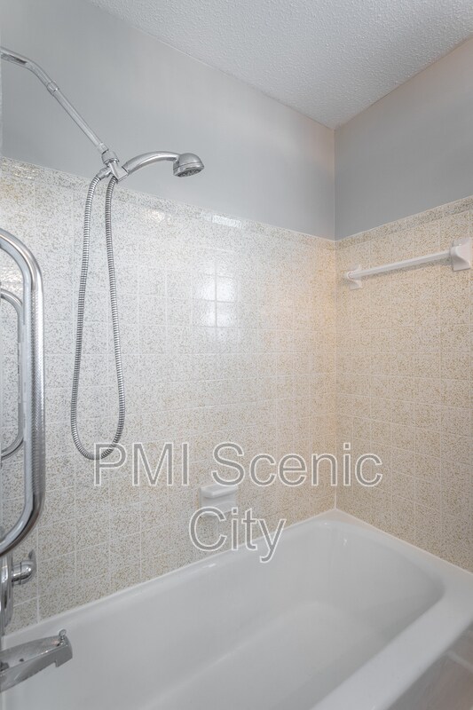 Building Photo - 8140 Holly Crest Dr