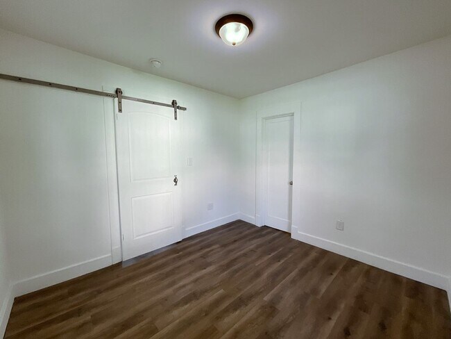 Building Photo - 828 W Talmage St