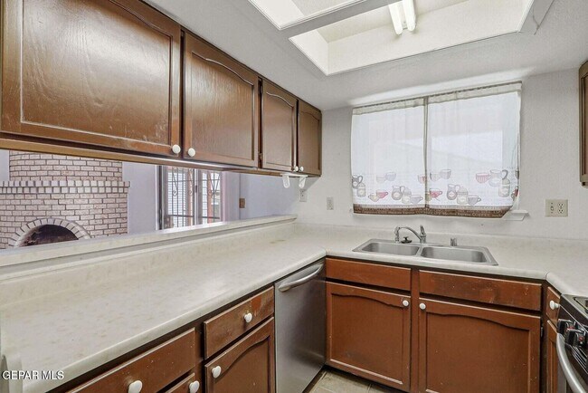 Building Photo - 10720 Sugarland Dr