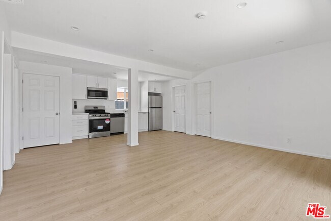 Building Photo - 3118-3114 W 109th St