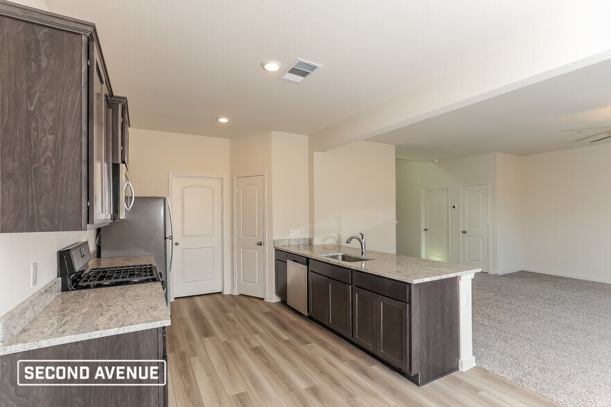 Building Photo - 1305 Woodwinds Dr