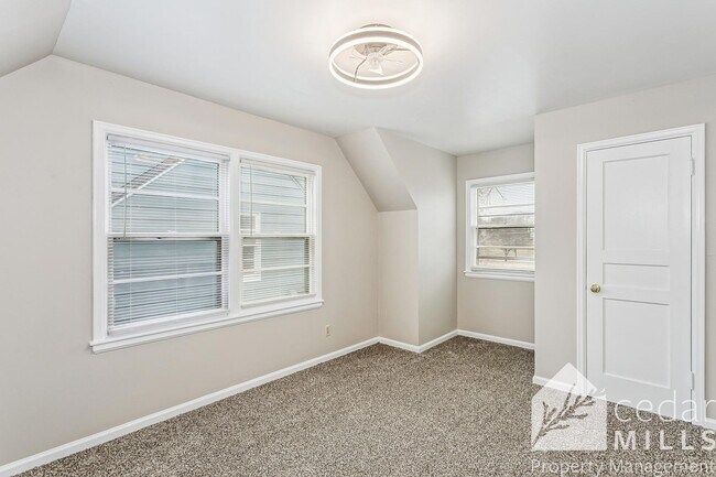 Building Photo - 427 N Harding Ave