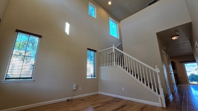 Building Photo - Gated Somersett Home with a View!