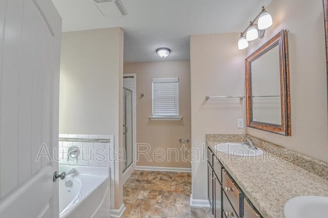 Building Photo - 1328 Royal Oak St