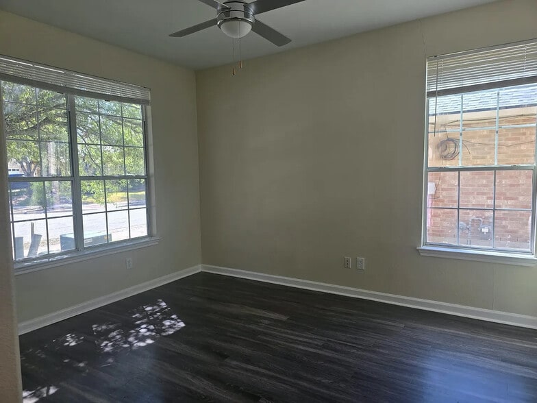 Building Photo - Room in Single Family Home on White Water Way