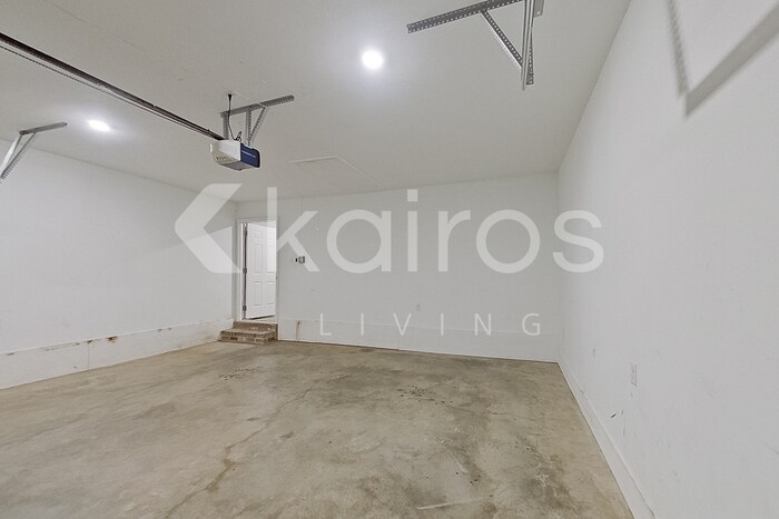 Building Photo - 1384 Maxwell Cir