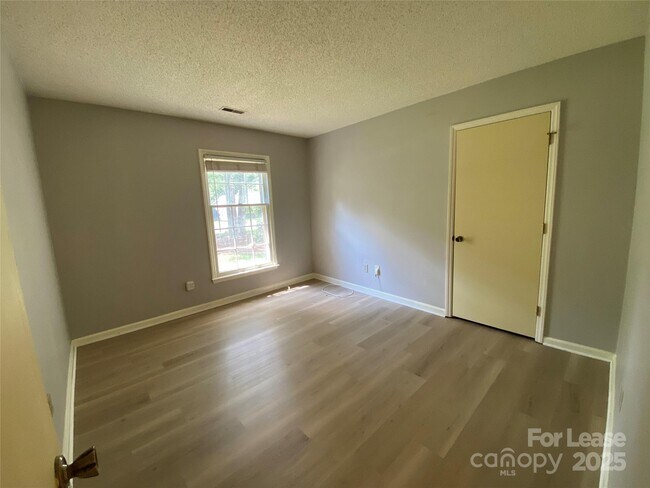 Building Photo - 1025 Thornsby Ln