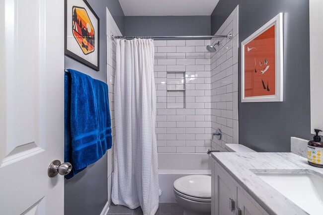 Building Photo - 2454 Vivian Cir