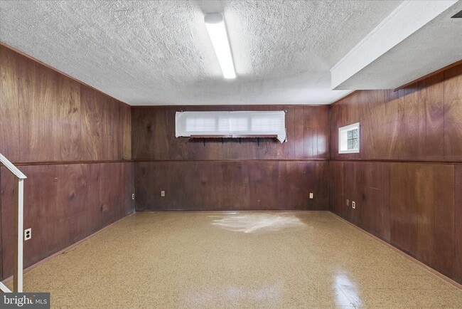 Building Photo - 2423 Harwood Rd