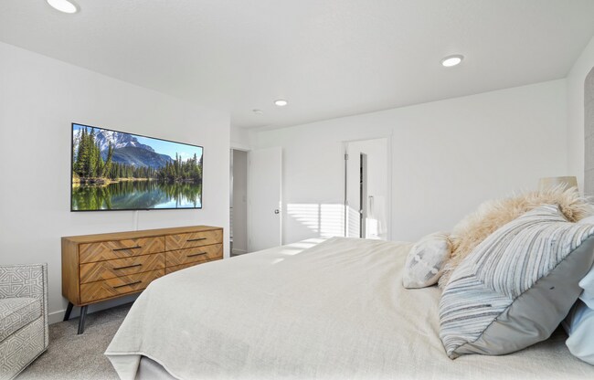 Building Photo - Cute 4-Bedroom Home in Vineyard!