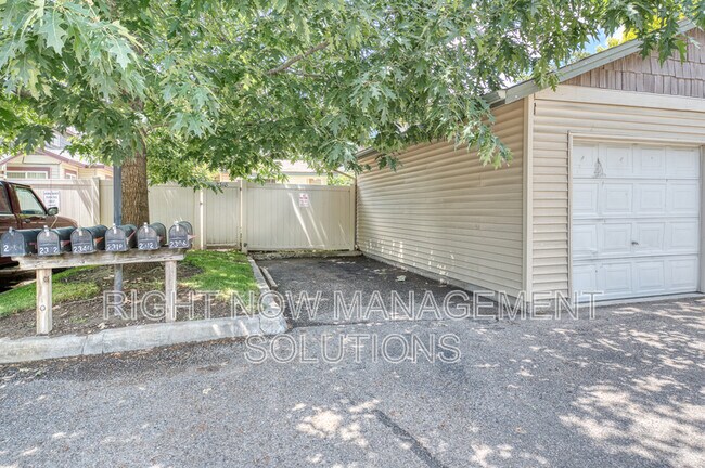 Building Photo - 2318 S Shoshone St