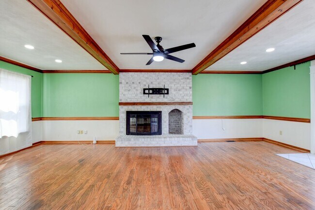 Building Photo - 412 Saddle Ct