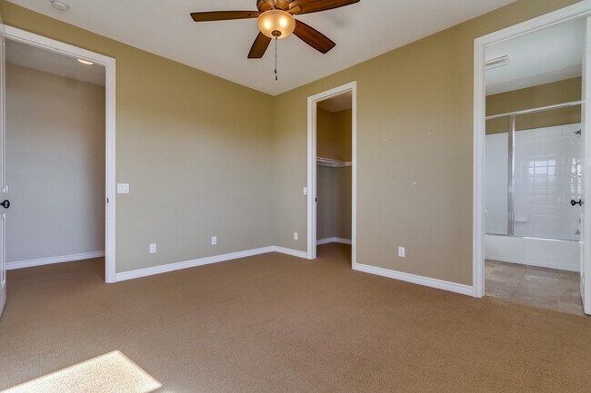 Building Photo - Beautiful 4 bedroom, 4.5 bathroom Home in the Varadero Community