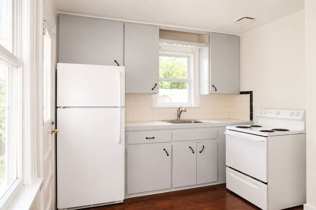 Building Photo - 2 Bedroom, 1 Bathroom Home for Rent in St Pete!