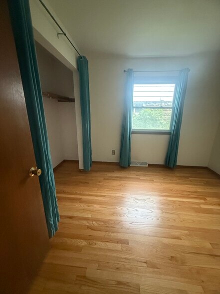 Building Photo - 307 S 76th St