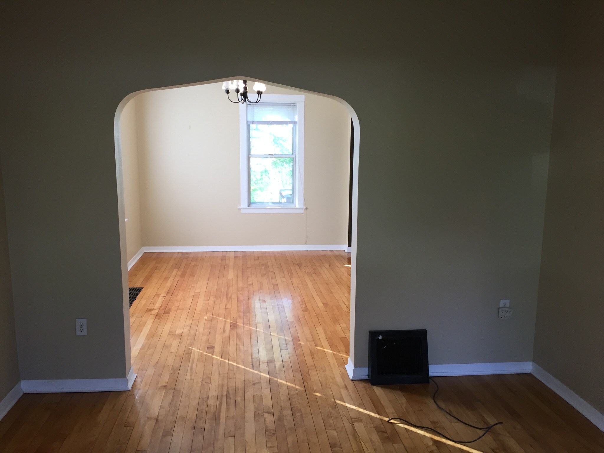 Building Photo - 926 E 8th St