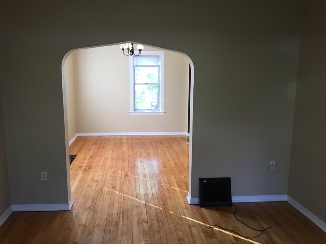 Building Photo - 926 E 8th St