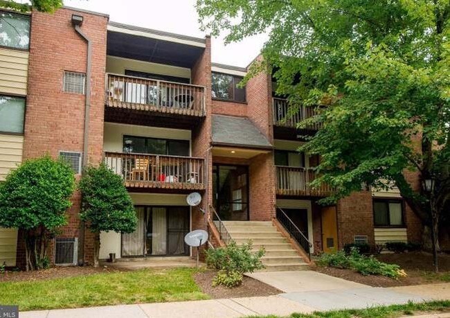 Primary Photo - 10720 West Dr