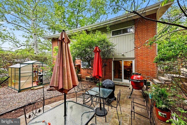 Building Photo - 6306 Beachway Dr