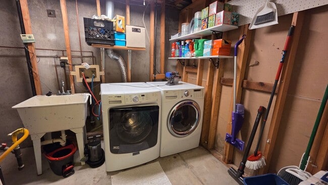 Building Photo - Fantastic 4BR, 3.5BA! Deck, FP, great yard, location!! (Regal)