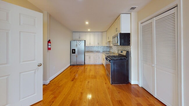 Building Photo - 652 Newton Pl NW