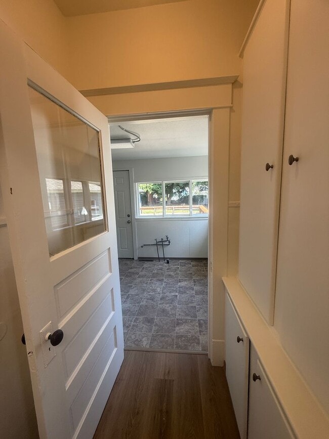 Building Photo - 3 Bed 1 Bath Newly Remodeled Pet Free Home...