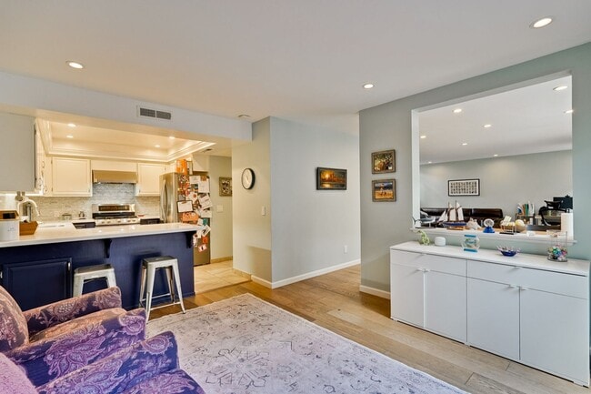 Building Photo - Large 3 Bed 2.5 Bath Townhome walking dist...
