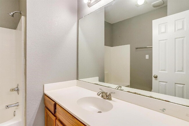 Building Photo - Charming 3-Bed, 2-Bath Duplex in Burleson