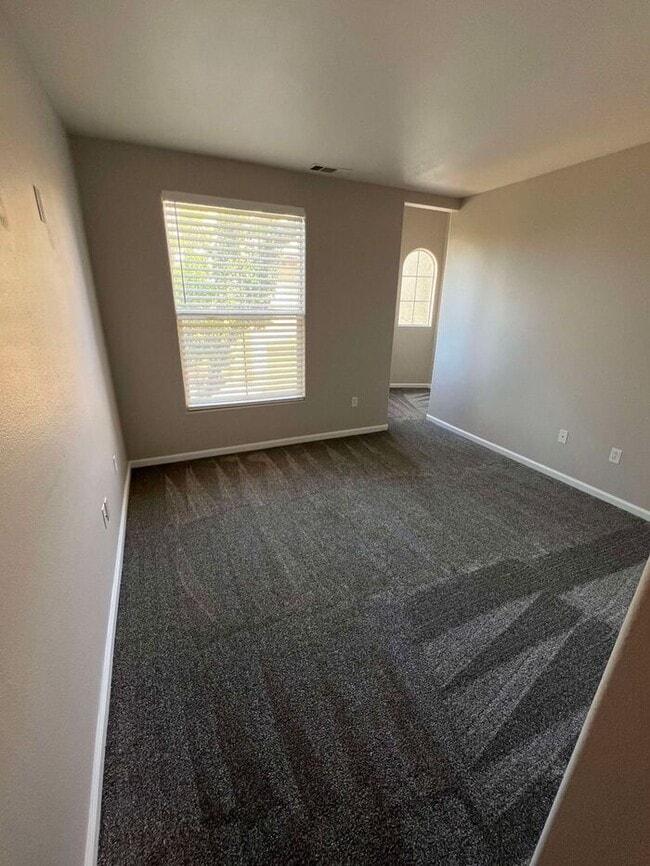 Building Photo - Stunning 2-bedroom PLUS LARGE BONUS ROOM/L...