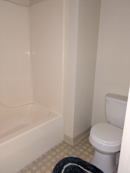 Hall main bath - 137 Thimbleberry Rd