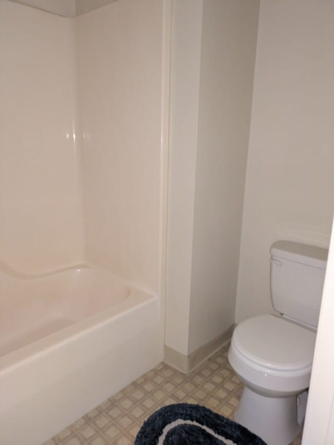 Hall main bath - 137 Thimbleberry Rd