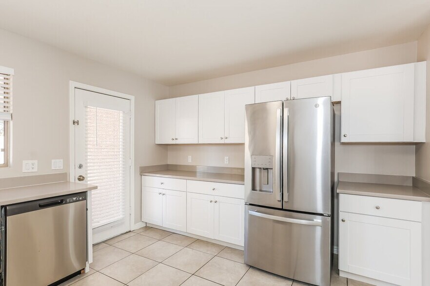 Building Photo - 15948 W Lundberg St