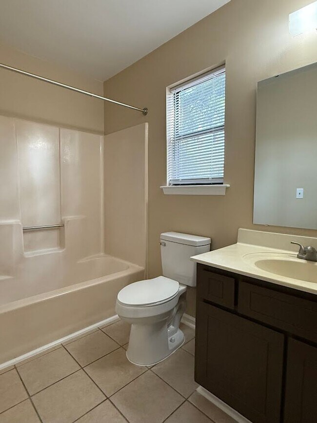 Building Photo - 302 Pinedale Dr