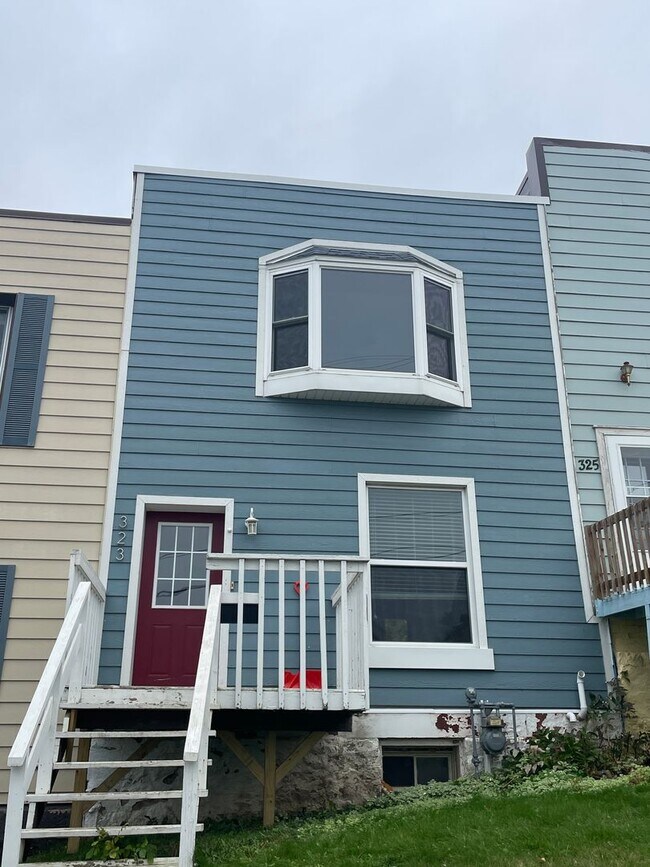 Building Photo - AVAILABLE September - 3 Bed/1.5 Bath Home with Lake views!