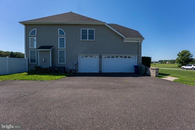 Building Photo - 516 Rachel Dr