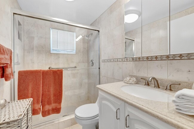 Building Photo - 422 Normandy Ln
