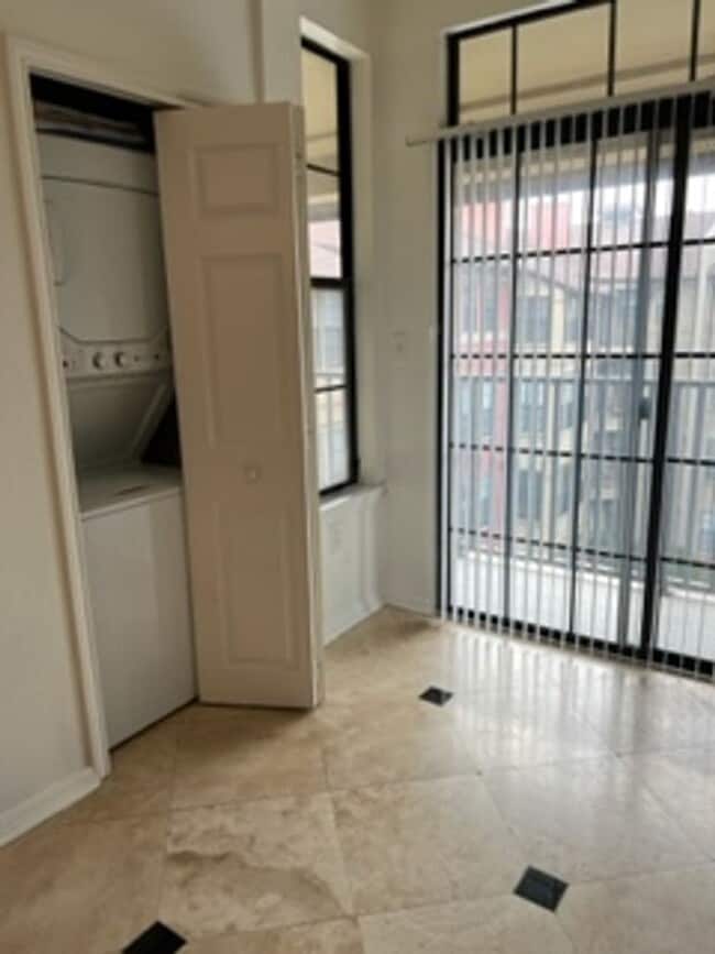 Building Photo - 1x1 top floor unit with balcony, beautiful...