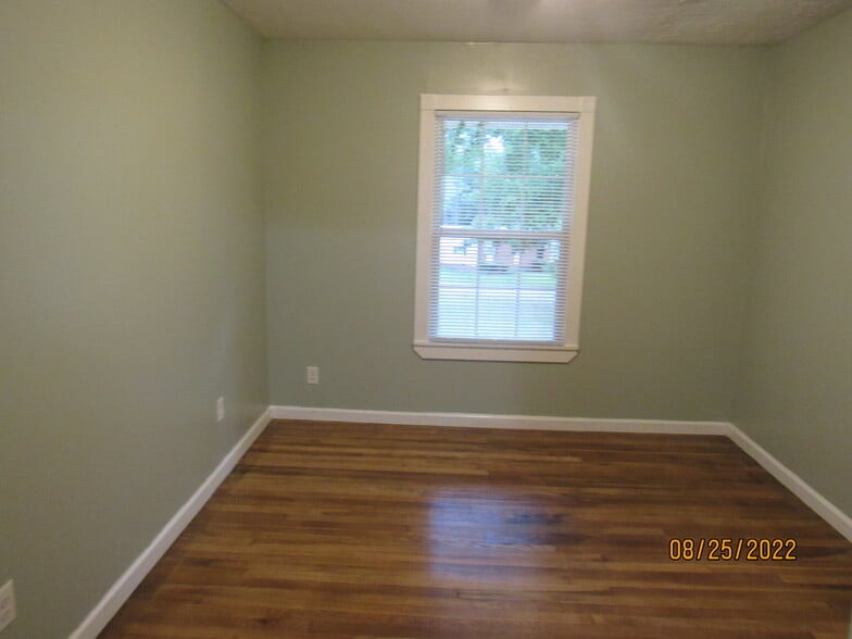 Building Photo - 2215 Macy Ave