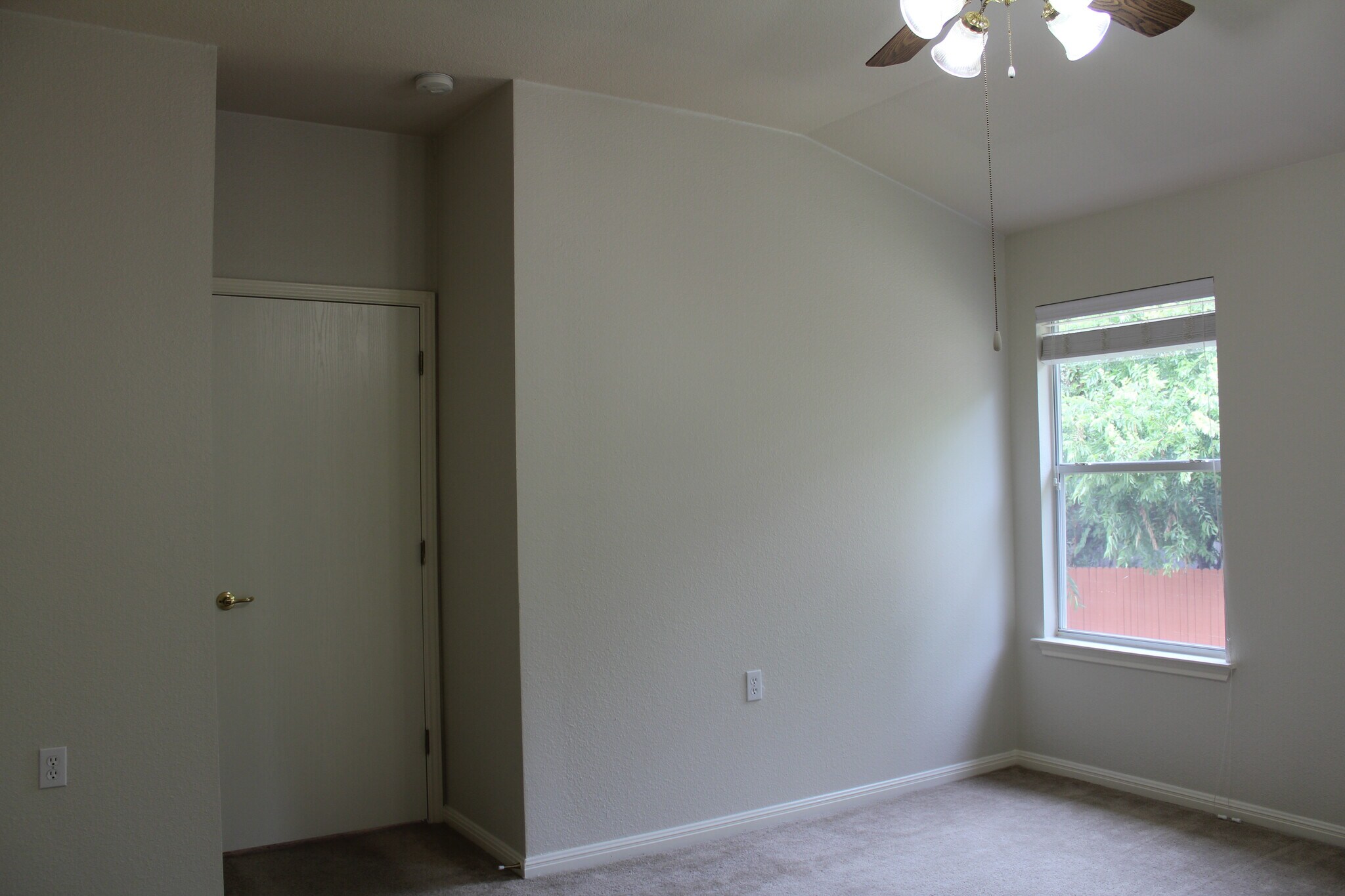 Master bedroom - 5605 Bentsen Ln