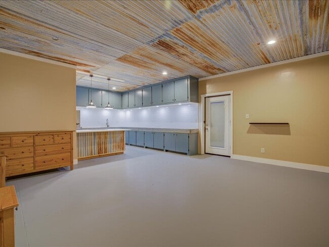 Building Photo - Studio. PROMO $400.OFF FULL MONTHS RENT! . Utilities included!!!