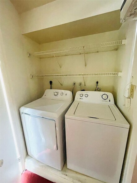 Building Photo - 13976 Langley Pl