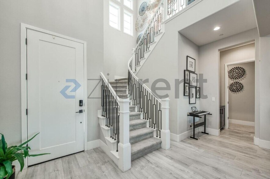 Building Photo - Unit