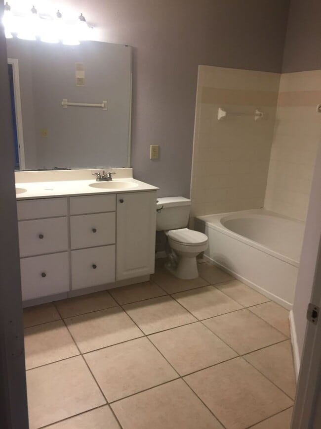 Building Photo - Nice 2B/2B condo for rent on N Gate Pkwy