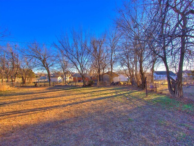 Building Photo - 1330 NE 7th St