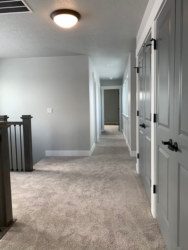 Building Photo - Spectacular newer 3 bed 2.5 bath custom ho...